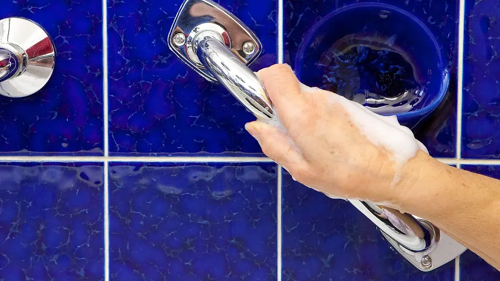 Fester-Halt-im-Bad-Haltegriffe-an-Dusche-oder-Badewanne-geben-Sicherheit-und-koennen-helfen-gefaehrliche-Stuerze-zu-vermeiden