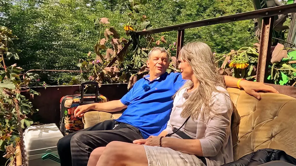 Rinderzuechter-Johann-holt-seine-Katja-mit-dem-Traktor-ab