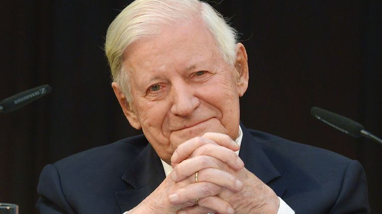Helmut Schmidt bestätigt die Beziehung zu seiner früheren Mitarbeiterin Ruth Loah.