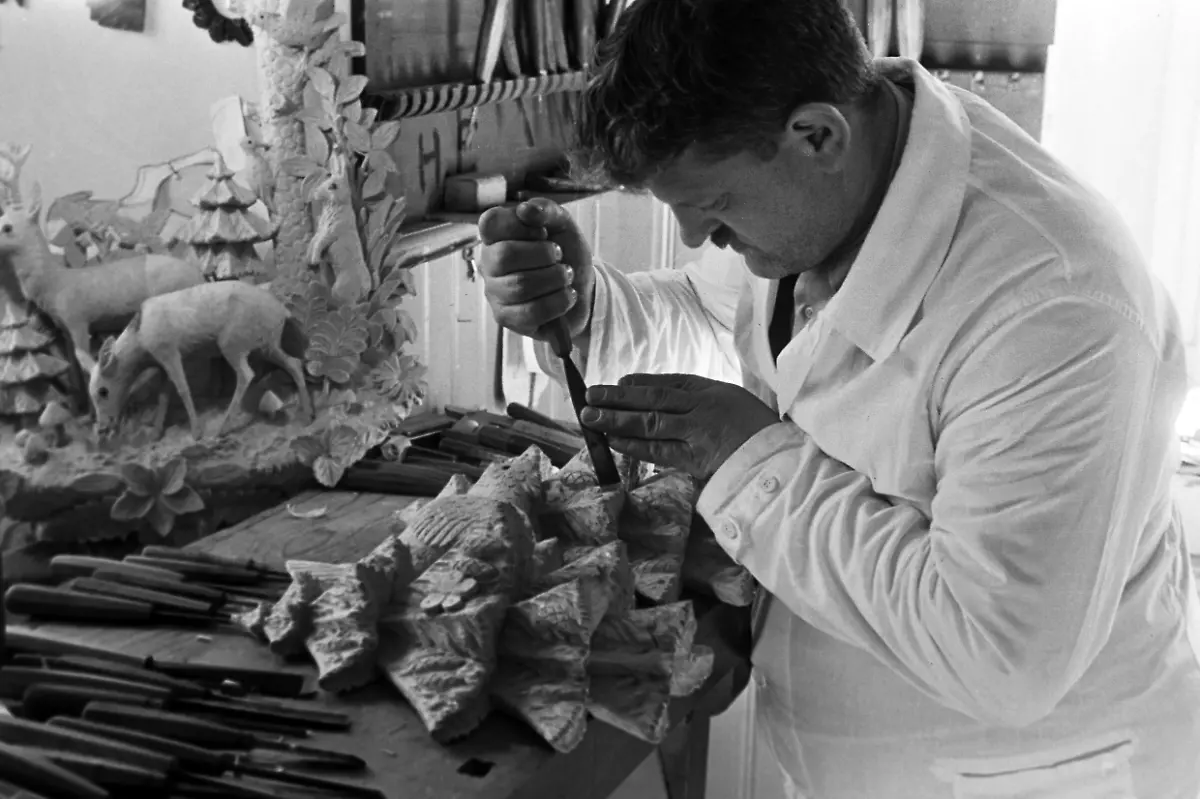 so-kamen-Tier-und-Pflanzenschnitzereien-dazu