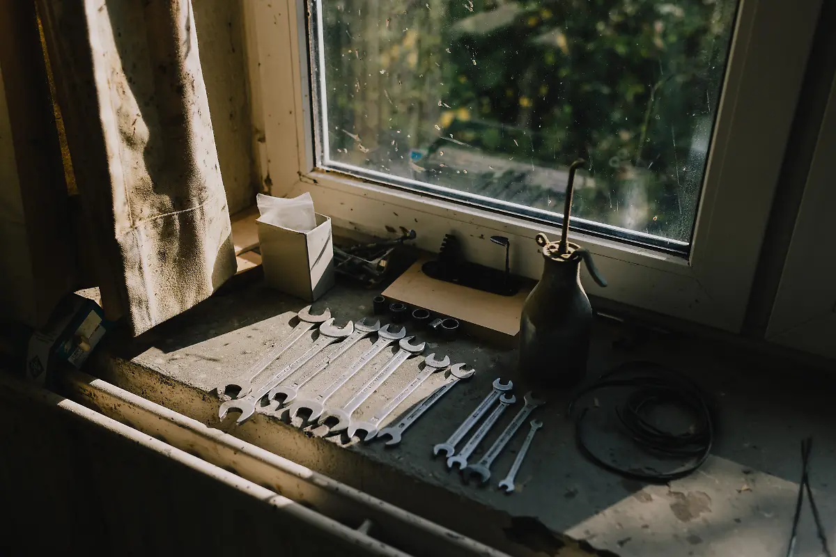 In-der-Uhrenfabrik-Anton-Schneider-riecht-es-nach-Holz-und-Lack-In-Regalen