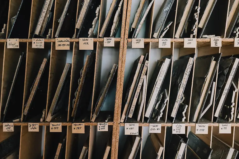 stehen-Schablonen-fuer-Uhren-die-schon-lange-nicht-mehr-hergestellt-werden