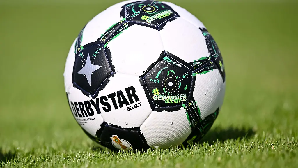 Bei-einem-Fussballspiel-wurde-ein-Spieler-geschlagen