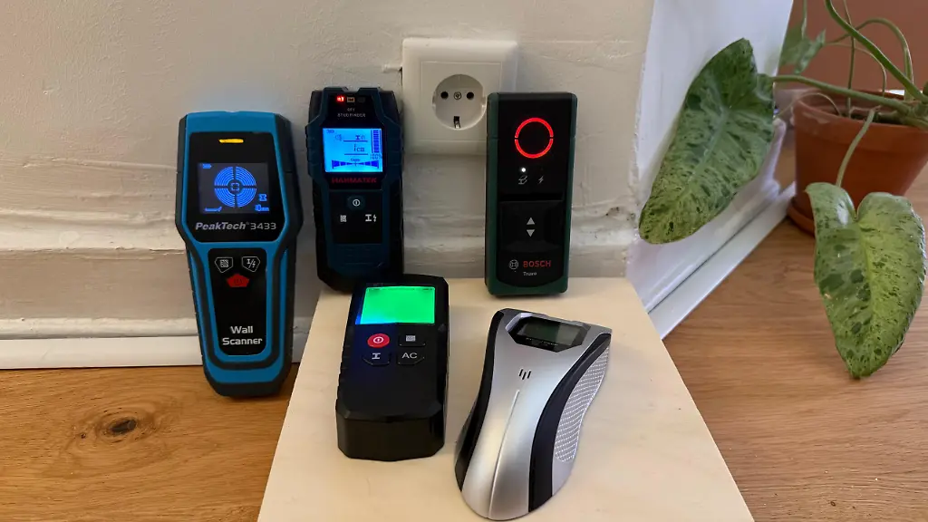 In-der-Naehe-einer-Steckdose-schlagen-die-Leitungssucher-Alarm-hier-besser-nicht-bohren