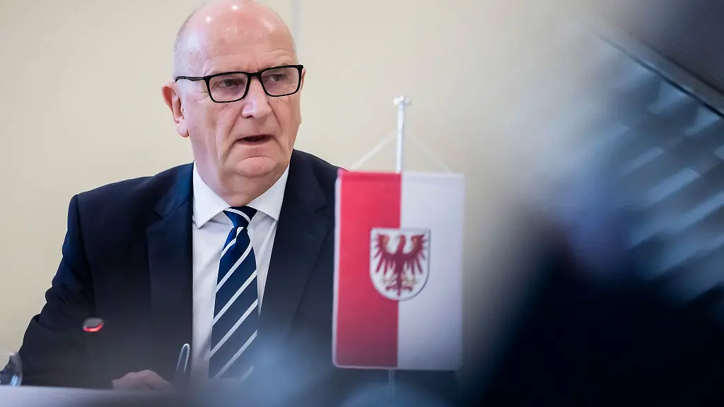 Am-Montag-reist-Brandenburgs-Ministerpraesident-Dietmar-Woidke-SPD-nach-Grossbritannien-und-will-den-Triebwerkshersteller-Rolls-Royce-besuchen-Archivbild