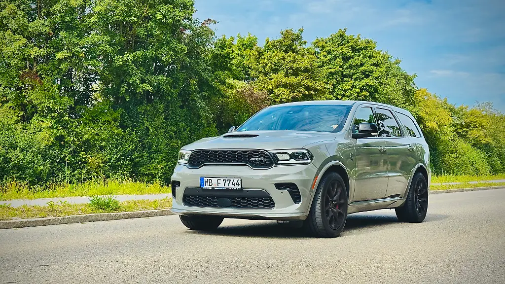 Das-sportive-Grau-steht-dem-grossen-Dodge-Durango-Hellcat-Der-schwarze-Wabengittergrill-sowie-ebenfalls-schwarze-20-Zoeller-buergen-fuer-den-sportlichen-Einschlag