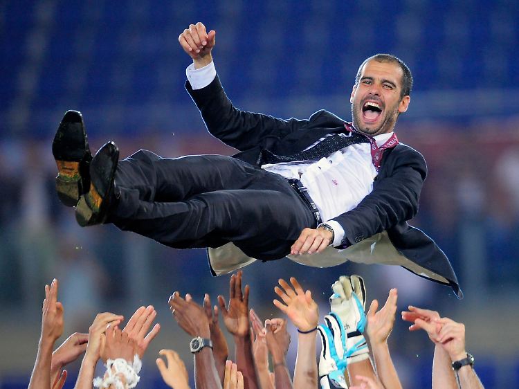 Sechsmal durfte sich Josep Guardiola 2009 von seinen Spielern nach Titelgewinnen in die Luft werfen lassen.