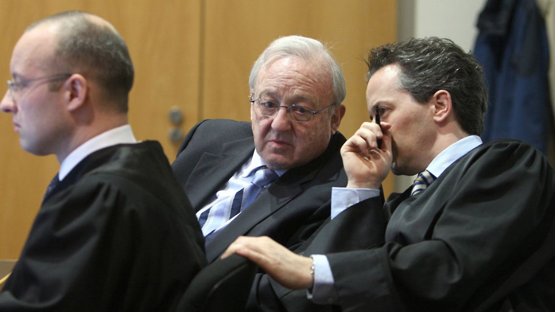 Schreiber sitzt zwischen seinen Anwälten Jan Olaf Leisner (l) und Jens Bosbach (r).