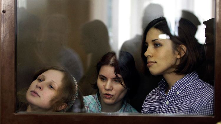 Maria Alechina, Jekaterina Samuzewitsch und Nadeschda Tolokonnikowa (v.l.) drohen sieben Jahre Haft.