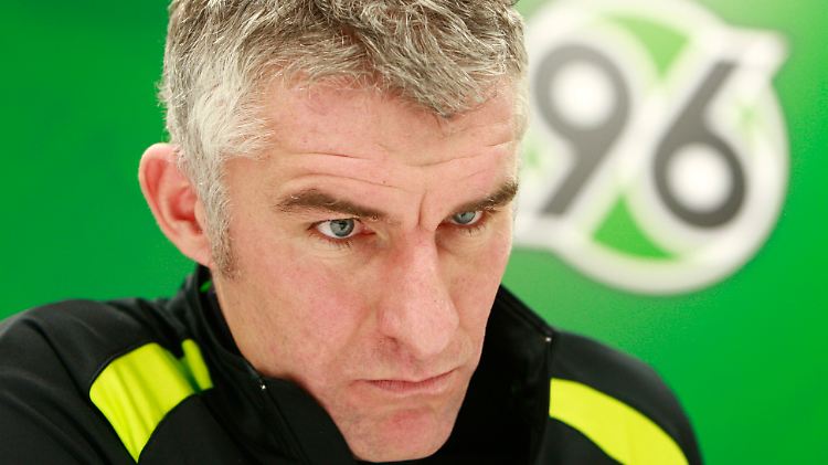 Böse gucken kann er schon: Mirko Slomka wehrt sich gegen die Einschätzung seiner Person als "nett".