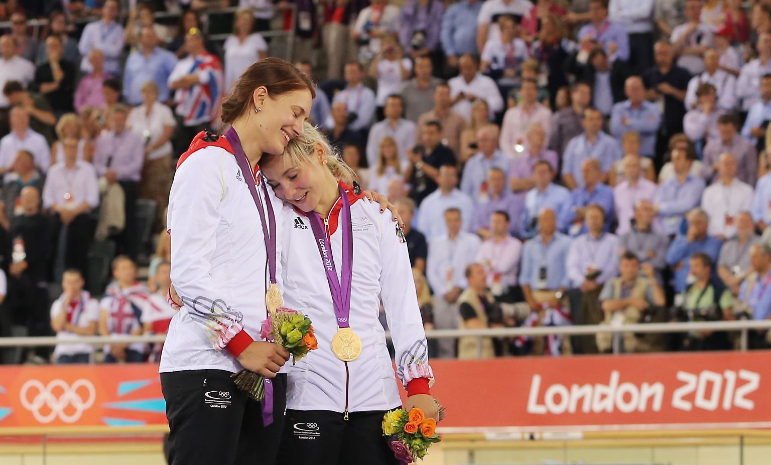 Diese beiden überglücklichen Damen sorgen für die Überraschung des Tages: Miriam Welte und Kristina Vogel holen unverhofft Gold.