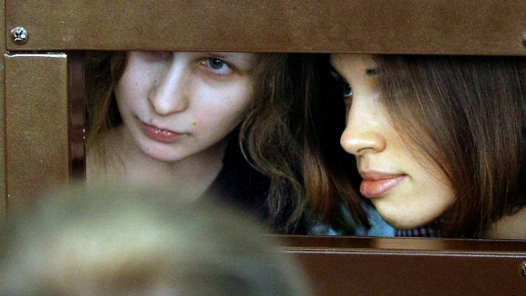 Pussy Riot sind während des Prozesses in einem gläsernen Käfig eingesperrt.