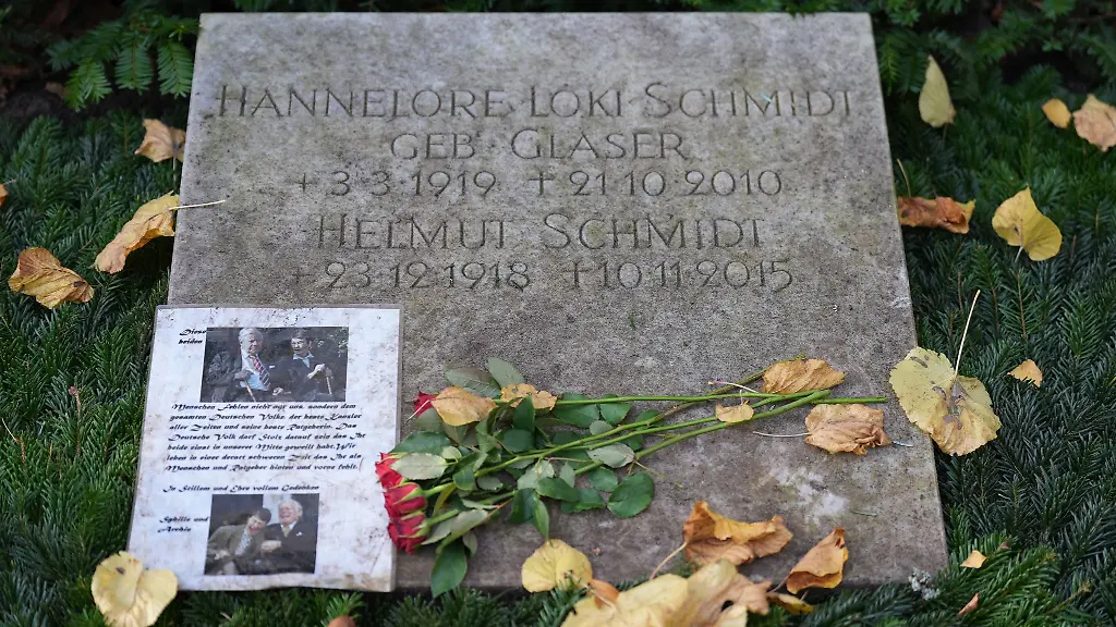 Schmidt-sei-der-beste-Kanzler-aller-Zeiten-gewesen-heisst-es-auf-einem-auf-dem-Grabstein-abgelegten-Schreiben