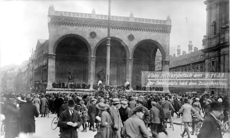 Bundesarchiv-Bild-119-1426-Hitler-Putsch-Muenchen-Odeonsplatz