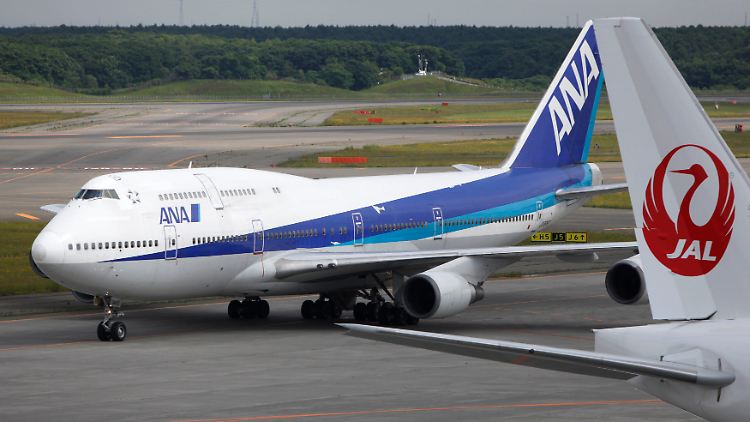 Nummer Eins und Zwei unter den japanischen Fluggesellschaften: Links All Nippon Airways (ANA), rechts Japan Airlines (JAL).