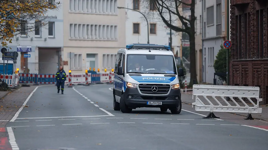 Einsatzkraefte-kontrollierten-Gebaeude-und-Wohnungen-im-Evakuierungsgebiet