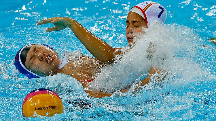 Der Wasserball ist nicht nur phasenweise hart umkämpft.