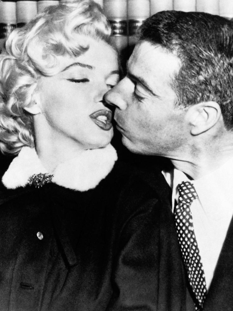 Hat sie Frank Sinatra wegen eines Baseballstars abblitzen lassen? Marilyn Monroe 1954 mit Joe DiMaggio.