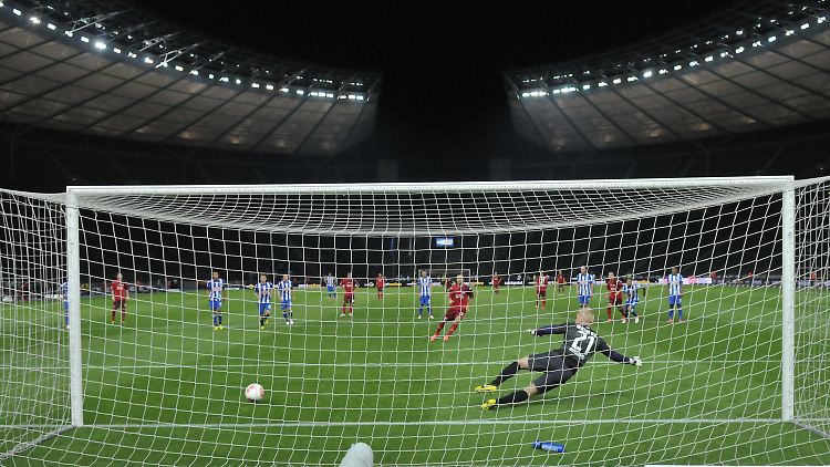 Alban Meha vom SC Paderborn 07 verwandelt einen Strafstoß zum 1:2.