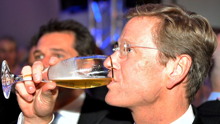 Der Außenminister mit einem Pils. (Archiv)