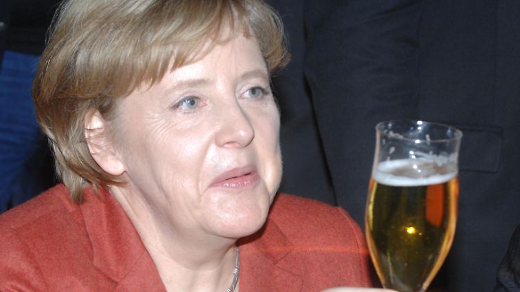 Die Kanzlerin mit einem kühlen Hellen. (Archiv)