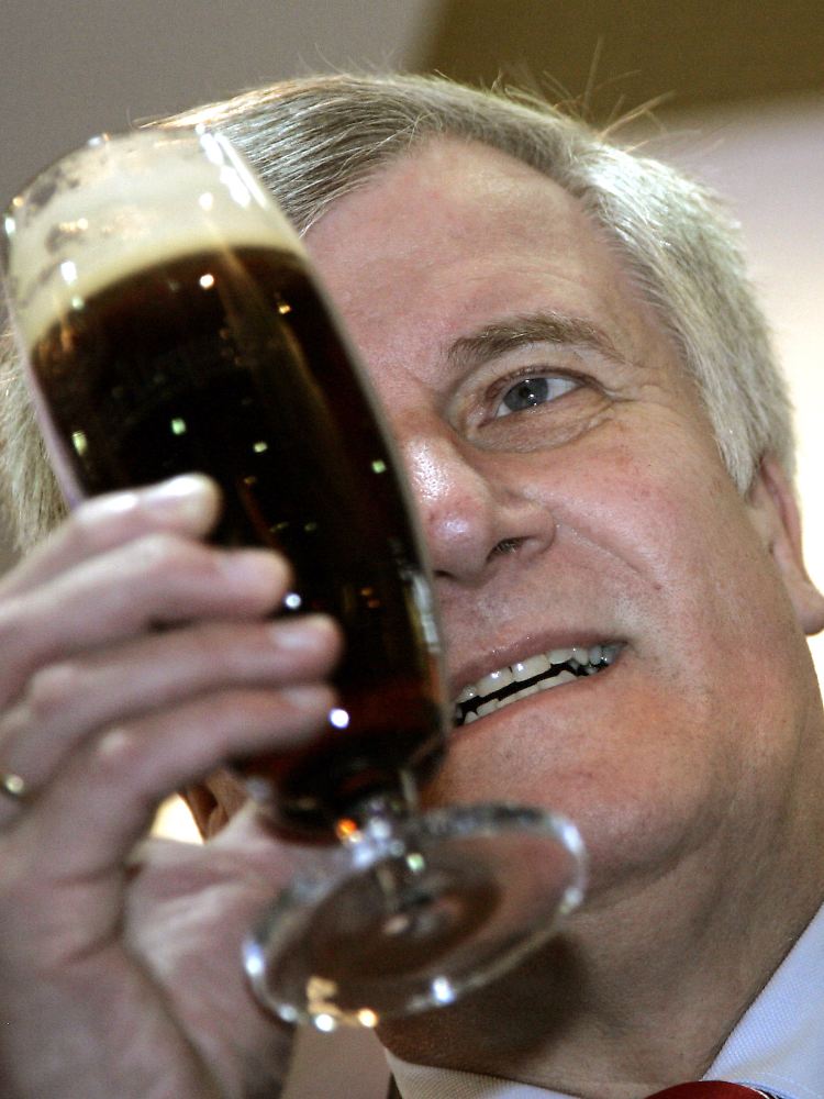 Seehofer trinkt gerne mal ein Dunkles. (Archiv)