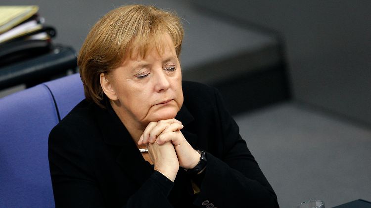 Moderieren strengt an: Merkel im Bundestag.