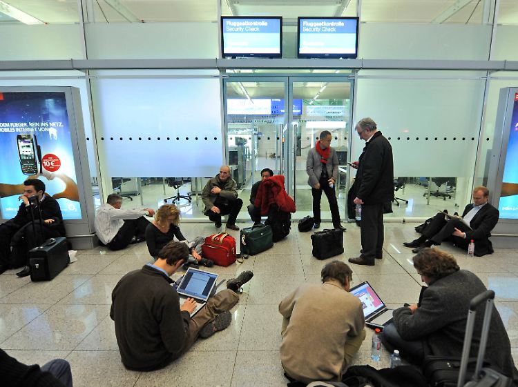 Auf Flughäfen gibt es viele Männer mit Laptops.
