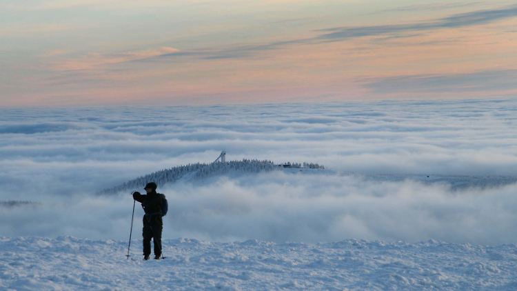 Skifahrer auf dem Brockengipfel im Harz. (Bild vom 16. Januar 2010)