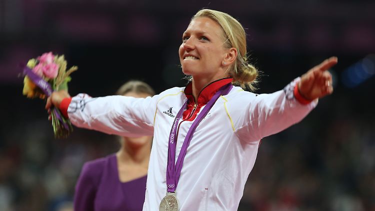Erleichterung bei der Siegerehrung: Am Ende beschließt sie den olympischen Siebenkampf mit einer Silbermedaille.
