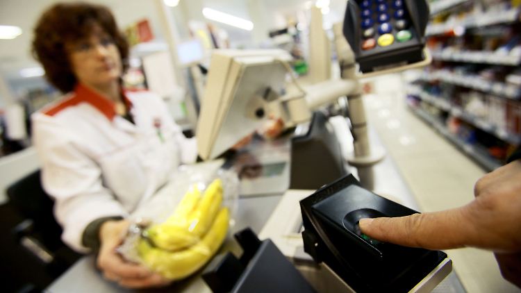 Ein Kunde registriert sich im Rewe-Markt in Hürth für das biometrische Bezahlverfahren im Supermarkt.