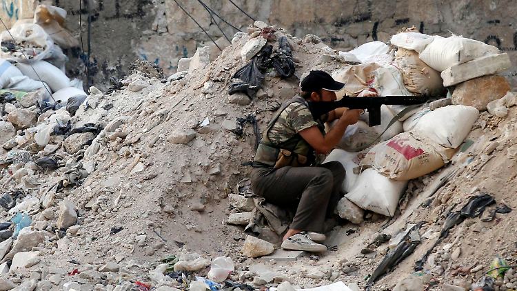 Ein Rebell verschanzt sich bei Kämpfen im Viertel Salaheddin in Aleppo.