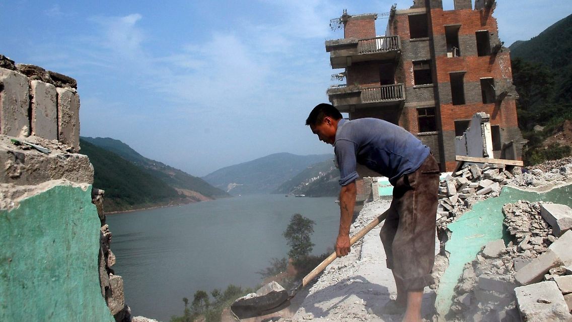 Ein Mann ist mit Abrissarbeiten in Badong nahe des Jangtse-Stroms beschäftigt (Archivfoto).