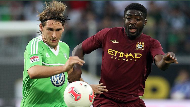 Hier war noch alles in Ordnung: Patrick Helmes im Duell mit Micah Richards von Manchester United.