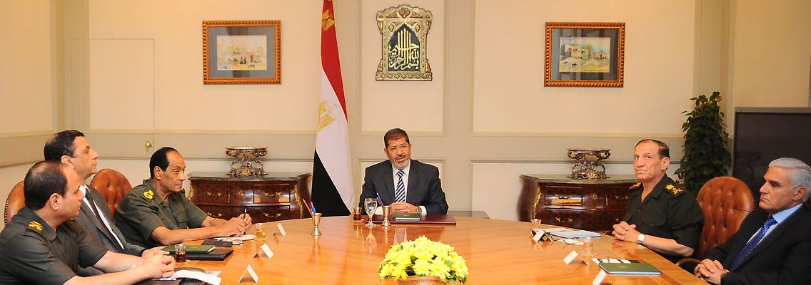 Ägyptens Präsident Mursi berät sich mit Militär und Sicherheitskräften über die Lage.