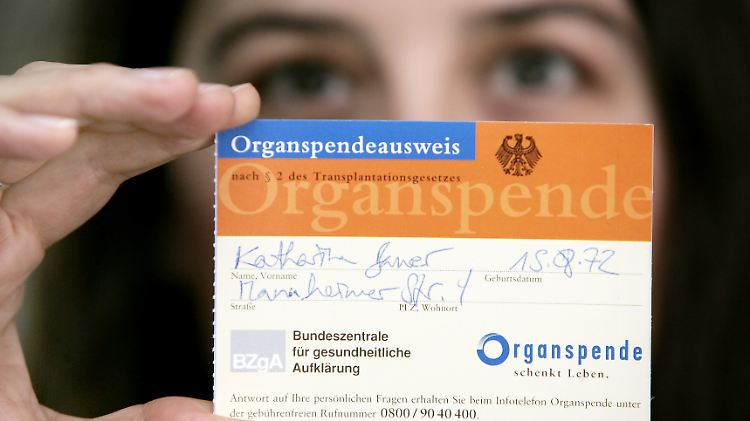 Nach Angaben der Deutschen Stiftung Organspende nimmt die Bereitschaft, einen Spenderausweis auszufüllen, durch den Skandal schon ab.