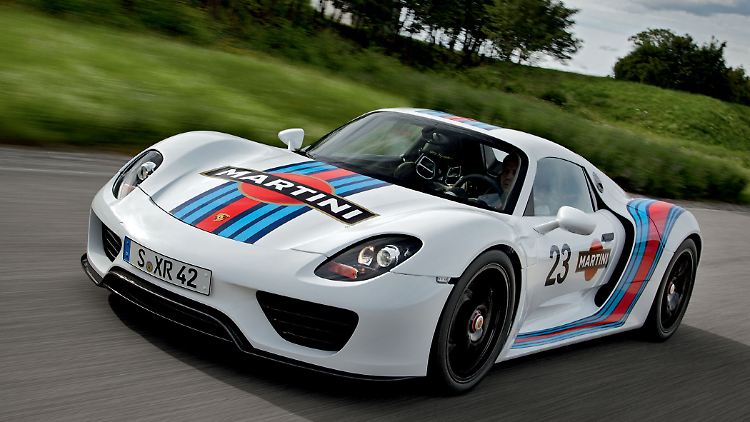 Ein 918 Spyder Prototype im Martini-Look absolviert ein Testprogramm auf der 20,8 Kilometer langen Nordschleife.