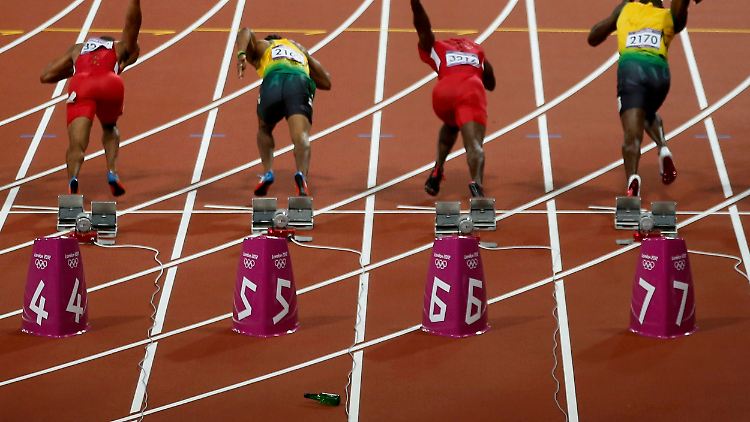 Acht Sprinter und eine Flasche waren beim Start des 100-Meter-Finals auf der Londoner Olympiabahn. Die Flasche hat nicht gewonnen.