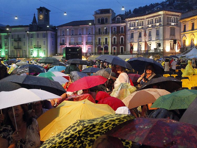 Das Wetter ist auch in Locarno nicht immer schön: Regenschirm-Meer auf der Piazza Grande am 4. August.