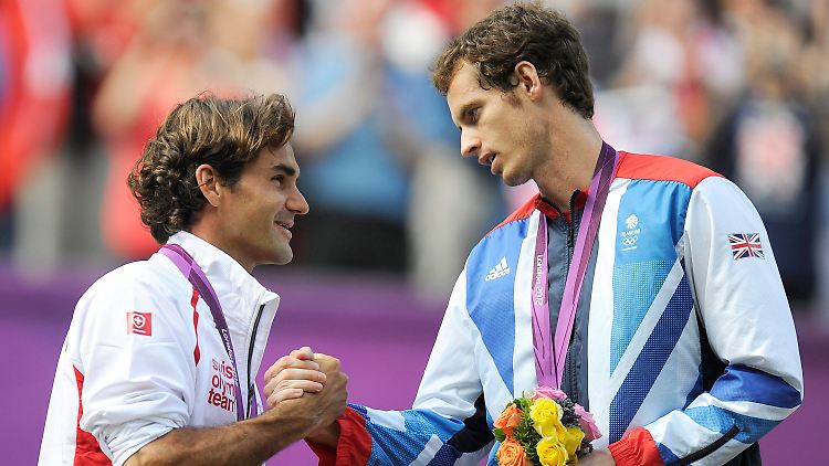 Handschlag der Finalisten: Roger Federer gratuliert Murray zum Olympia-Gold.