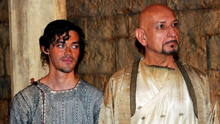 Tom Payne und Ben Kingsley bei den Dreharbeiten zum Historienfilm "Der Medicus" in Köln.