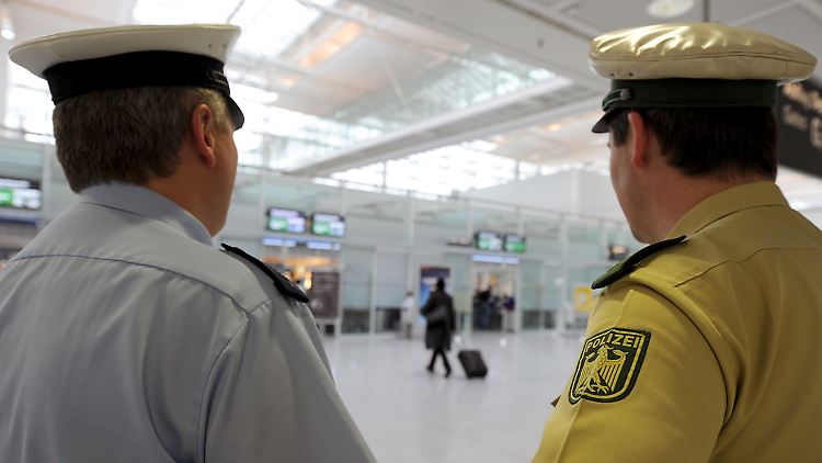 Zwei Bundespolizisten im Flughafen von München.