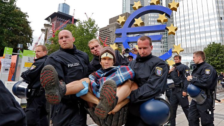 Eilantrag abgelehnt: Die Besetzung der Grünanlagen sind nach Ansicht des Gerichts nicht durch das Grundrecht der Versammlungsfreiheit gedeckt.