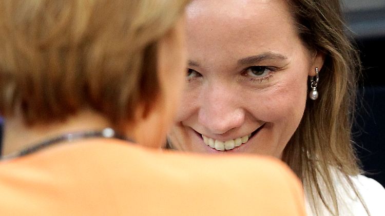 Bundesfamilienministerin Schröder macht sich die Forderung nach einem Ehegattensplitting für eingetragene Lebenspartnerschaften zu eigen.