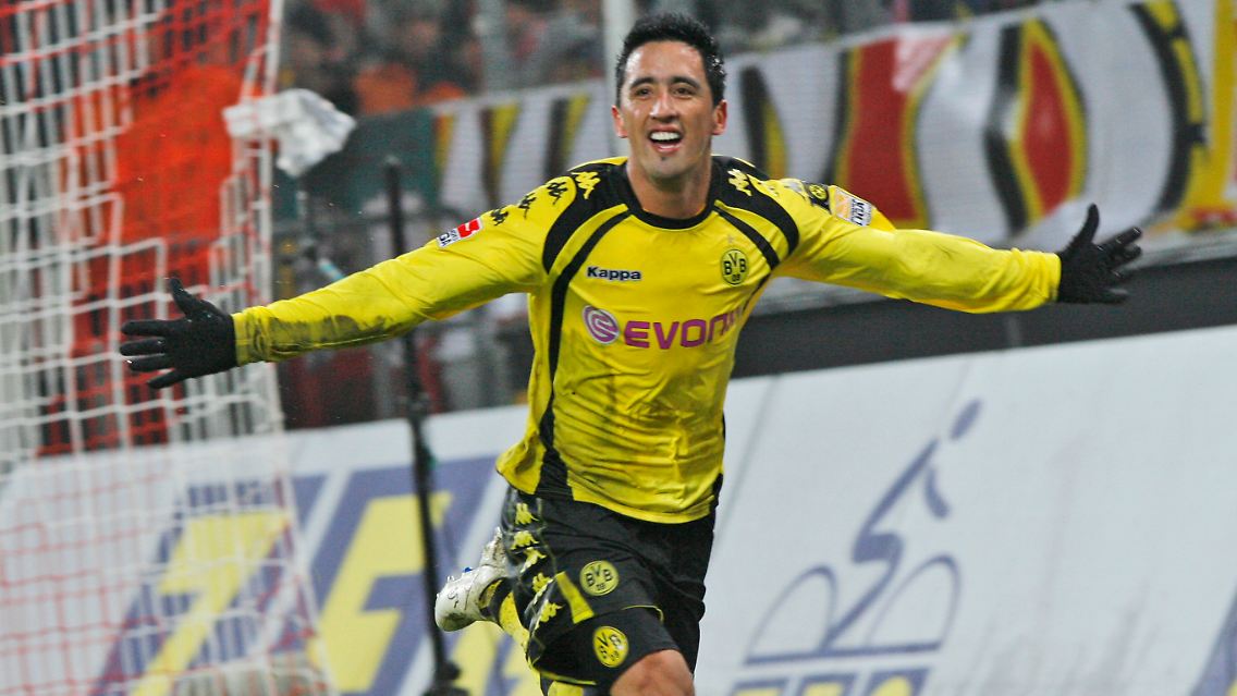 Torjäger Lucas Barrios hat seinen Vertrag schon nach einem halben Jahr in Dortmund vorzeitig verlängert.