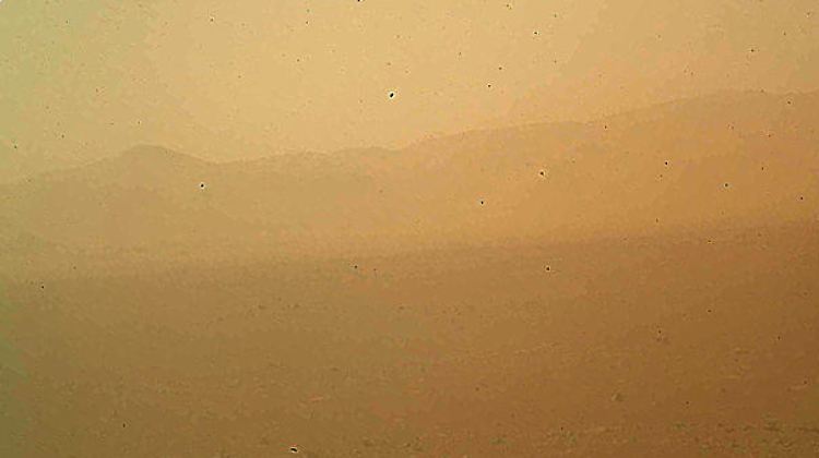 Rot - das ist nicht ganz unerwartet die Grundfarbe auf dem Mars.