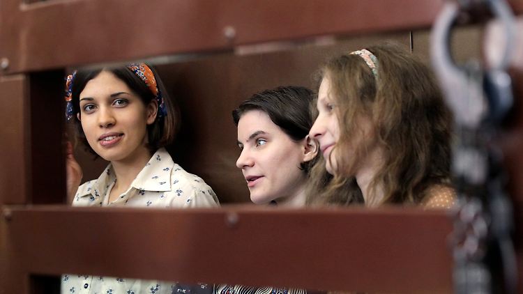 Die angeklagten Nadeschda Tolokonnikowa, Jekaterina Samuzewitsch und Maria Aljochina (v.l.)