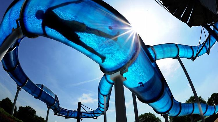 Erst gucken, dann rutschen: Freibadbesucher sollten sich auch beim Toben am offensichtliche Regeln halten. 