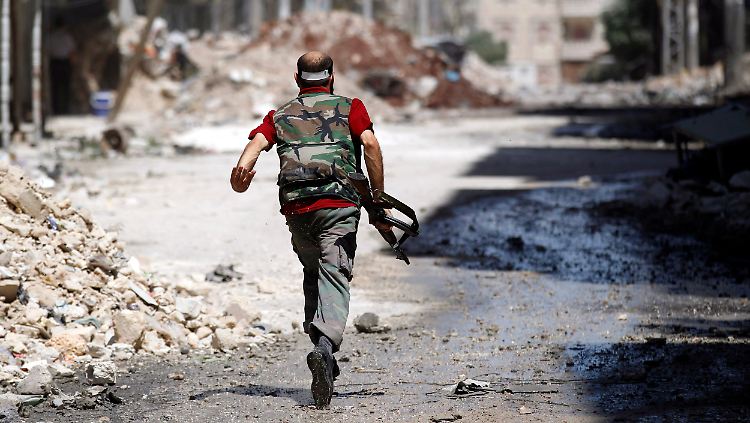 Szene aus Aleppo: Ein Kämpfer der Freien Syrischen Armee bei Gefechten in Aleppo.
