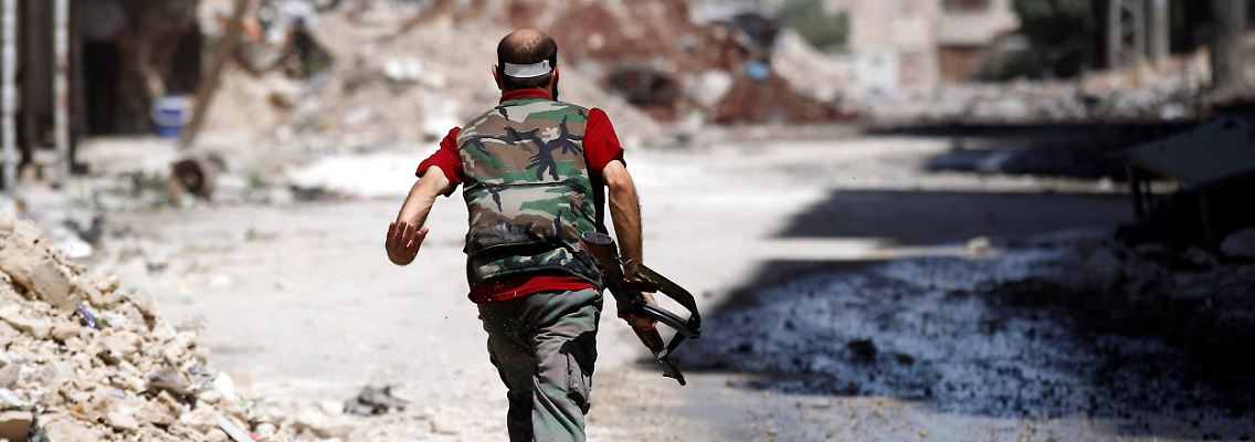 Szene aus Aleppo: Ein Kämpfer der Freien Syrischen Armee bei Gefechten in Aleppo.
